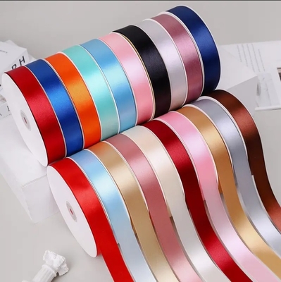 Un bon prix. Décoration en rouleau de ruban satiné personnalisé imprimé pour l'emballage cadeau à double face et à face unique en ligne