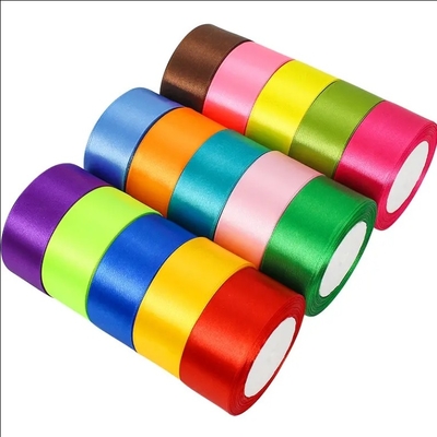 Un bon prix. Ruloir de ruban de satin de sablage de soie pure en couleur personnalisée pour la décoration de cadeaux en ligne