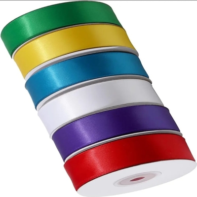 Un bon prix. Fabrique en gros Liston ruban satiné rouleau de ruban polyester de couleur solide pour emballage cadeau en ligne