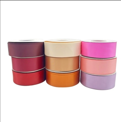 Un bon prix. Fabrique en gros sur mesure double face satin enveloppement ruban rouleau imprimer logo sur mesure avec enveloppe cadeau en ligne