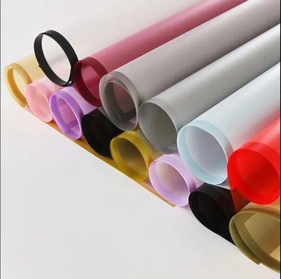 Bon prix Papeterie d'emballage de fleuriste de couleur personnalisée en plastique enveloppement de fleurs bord mat imperméable à l'eau en ligne