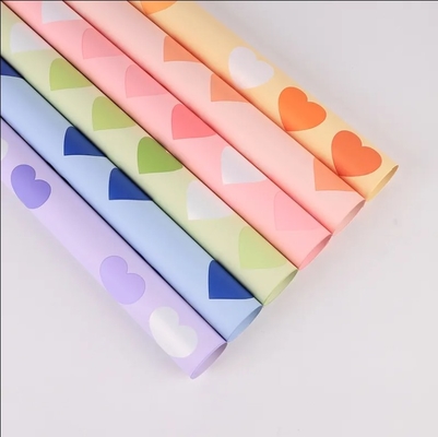 Un bon prix. 2024 Nouveauté en vente à chaud Impression de cœur de haute qualité Colorier Floriste étanche Bouquet papier d'emballage en gros en ligne