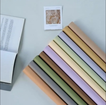 Un bon prix. 2024 Coréen Mat imperméable à l'eau papier à couleur solide papier d'emballage de fleurs Bouquet Emballage Floriste fournitures en gros en ligne