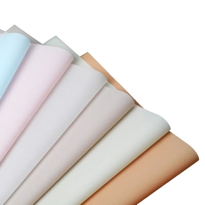 Un bon prix. 2024 Vente à chaudPapier d'emballage iridescent direct d'usine à l'épreuve de l'eau Film d'emballage de bouquet floral pour fleurs fraîches en gros en ligne