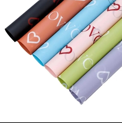 Un bon prix. L'usine de l'emballage de 2024 Nouveau design pour toujours Le papier d'emballage de l'amour imperméable au fleuriste Bouquet de papier d'emballage pour fleur fraîche en ligne