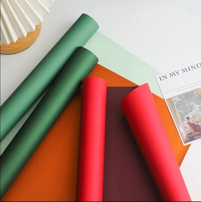 Un bon prix. Papier d'emballage de fleurs en couleur solide, papier imperméable au fumier, bouquet d'emballage, papier d'emballage pour les fleurs fraîches, en gros en ligne