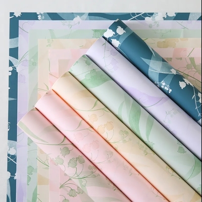 Un bon prix. Papier d'emballage de bouquet de fleurs imprimé à motifs, imperméable à l'eau, en plastique pour les fleurs fraîches en gros en ligne