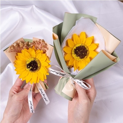 Un bon prix. Nouveau mini bouquet de tournesol, œillets, roses et savon, bouquet de fleurs pour la fête des mères. en ligne