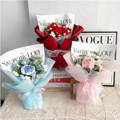 Un bon prix. Bouquet de roses en laine vibrante faite à la main pour les anniversaires et autres célébrations en ligne