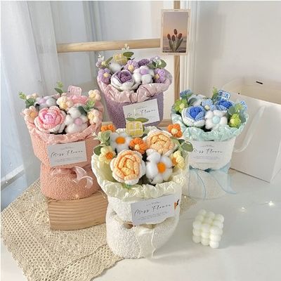 Un bon prix. Cadeau de la fête des enfants Sac de bouquet de simulation portable avec fleur de rose en peluche tricotée en couleurs multiples en ligne