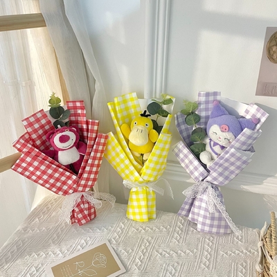 Un bon prix. 520 cadeau de la fête des mères Bouquet de poupée de dessin animé en peluche pour la fête de la Saint-Valentin et la saison des diplômes chinois en ligne