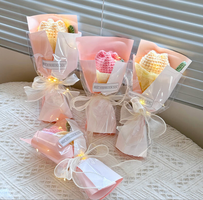 Un bon prix. Petit mais frappant Bouquet de fleurs de tulipes tricotées de 15x26 cm en plusieurs couleurs en ligne