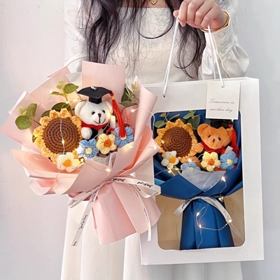 Un bon prix. Graduation ours tournesol tricot bouquet ensemble cadeau artisanal cadeau de fleurs de fil cadeau pour les enseignants cadeau d'anniversaire en ligne