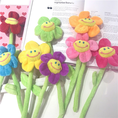 Un bon prix. Bouquet de tournesol en couleurs multiples Créatif rideau de rose boucle de fleurs en peluche poupée de mariage ensemble de cadeaux avec design en peluche en ligne