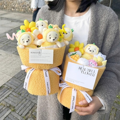 Un bon prix. Bouquets de fleurs de poupée en peluche d'ours d'ananas offerts à des copines comme cadeaux d'anniversaire et de remise de diplôme le 20 mai et le jour de la Saint-Valentin du festival Qixi en ligne