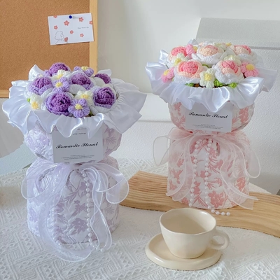 Un bon prix. Cadeaux de la fête de Qixi Bouquets de fleurs de roses tricotées Gradient de fleurs de roses Cadeaux pour la petite amie pour la Saint-Valentin en ligne