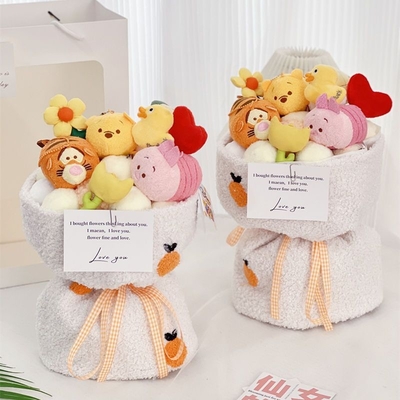 Un bon prix. Cadeaux uniques pour la fête des enfants Bouquets de fleurs de poupée en peluche avec un adorable petit ours et une variété de fleurs en ligne