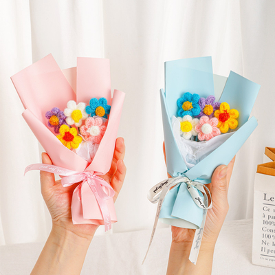 Un bon prix. Bouquet de fleurs à tricoter, cadeau de fête des mères. en ligne