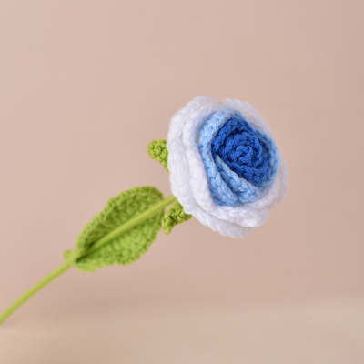 Un bon prix. Fleurs artificielles de roses tricotées à la main, bouquet floral à crochet, tricot de fil de bricolage, arrangement de fleurs à crochet artisanal en ligne