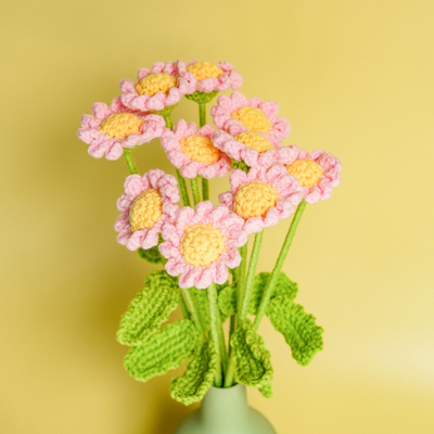Un bon prix. Bouquet de fleurs de daisy tricoté à la main en ligne