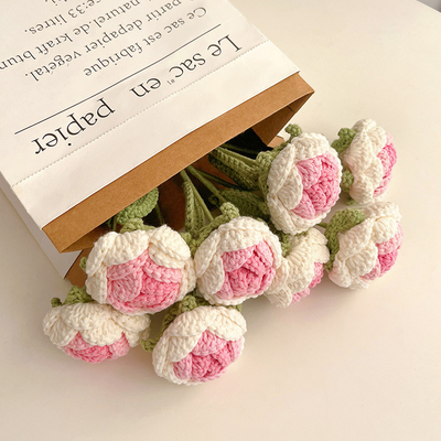 Un bon prix. Des fleurs artificielles en crochet à la main, décorations florales, fleurs hyper-réalistes pour les cadeaux de fête en ligne