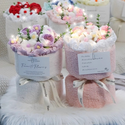 Un bon prix. Bouquet de lapin romantique produit fini tricoté à la main rose de laine cadeau d'anniversaire de la Saint-Valentin pour filles en ligne