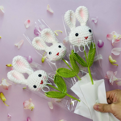 Un bon prix. Bouquet de poupée à la tête de lapin de tournesol avec matériau en coton et dessin tricoté à la main en ligne