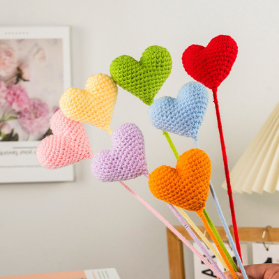 Un bon prix. Produit fini Amour Coeur Laine Tricot à la main Crochet Créatif Bouquet de fleurs artificielles en ligne