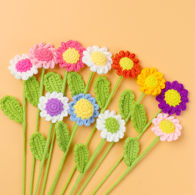 Un bon prix. Crochet à la main en couleurs multiples Bouquet de fleurs créatives Fleurs artificielles cadeau parfait de la Saint-Valentin pour le meilleur ami en ligne