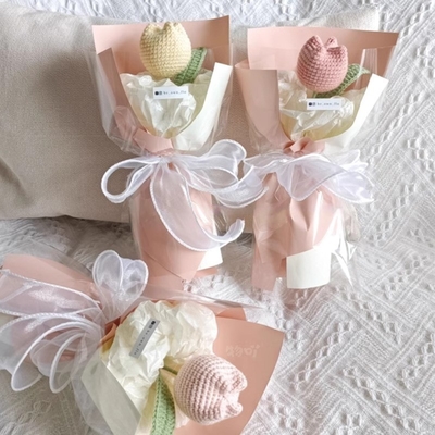 Un bon prix. Tulipe tricotée Bouquet de petites fleurs Fleur de tournesol Fleur de laine Produit fini Entreprise d'approvisionnement Construction d'équipe Cadeau en ligne