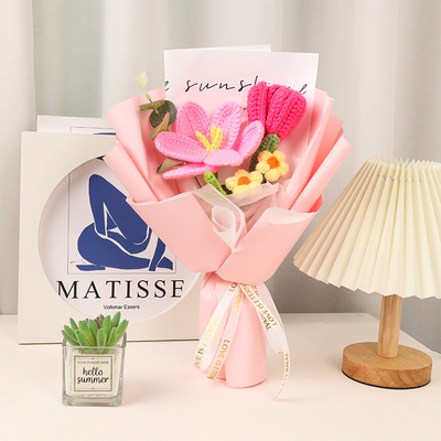 Un bon prix. Bouquet de fleurs de tournesol et de rose en fil tricoté fait à la main, cadeau parfait pour la Saint-Valentin, la fête des femmes et la fête des mères. en ligne