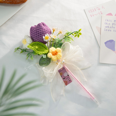 Un bon prix. Cadeau pour la fête des enseignantes / cadeau pour la fête des mères - stylo pratique avec bouquet de tournesol tricoté en ligne