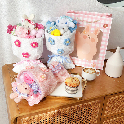 Un bon prix. Bouquet de fleurs et de lapins en peluche pour le jour de la remise des diplômes en ligne