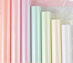 Un bon prix. Bouquet de fleurs épaissis enveloppé en papier à frotter à la main de fleurs en ligne