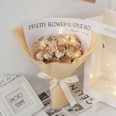 Un bon prix. Un nouveau bouquet de roses bleues glacées broyées pour la Saint-Valentin du 20 mai. en ligne