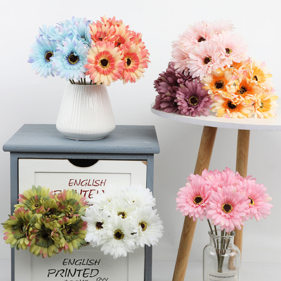 Un bon prix. Une scène simulée de décoration et d'arrangement de chrysanthèmes en ligne