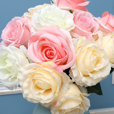 Un bon prix. Bouquets de roses artificielles, fleurs de soie, fleurs en plastique et fleurs artificielles en ligne