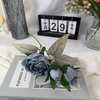 Un bon prix. Des fleurs décoratives avec des ornements de roses artificielles en ligne