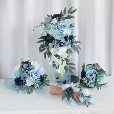 Un bon prix. Rose bleue de glace mariée tenant des fleurs demoiselle d'honneur bouquet de mariage corsage poignet fleur mariage fleurs artificielles en ligne