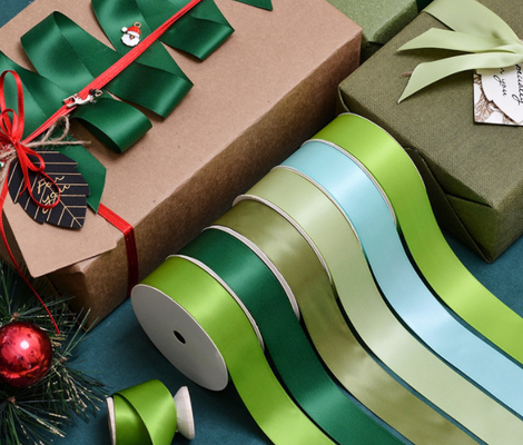 Un bon prix. Vente en gros de rubans satinés de couleur de 4 cm, accessoires de décoration de fleurs de tête de couleur, accessoires de vêtements, rubans d'emballage cadeau en ligne