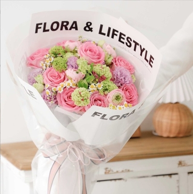 Un bon prix. Papier d'emballage pour bouquet de fleurs simple et imperméable à l'eau, papier d'emballage anglais blanc pour fleurs, papier perlé floral, matériaux cadeaux et cadeaux en ligne