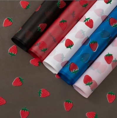 Un bon prix. Vente en gros de papier d'emballage à base de fleurs imperméable à l'eau, papier à base de fleurs brossé à la fraise, papier à base de fleurs semi-transparent pour le commerce extérieur en ligne