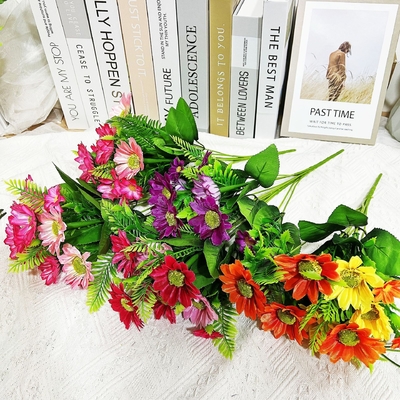 Un bon prix. Simulation de camomille, de petites marguerites et de chrysanthèmes pour la décoration intérieure et extérieure en ligne