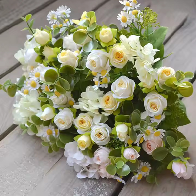 Un bon prix. Vente en gros Bouquet de fleurs de roses simples en soie Bouquet de fleurs artificielles Bouquet de fleurs de roses pour la décoration de mariage en ligne