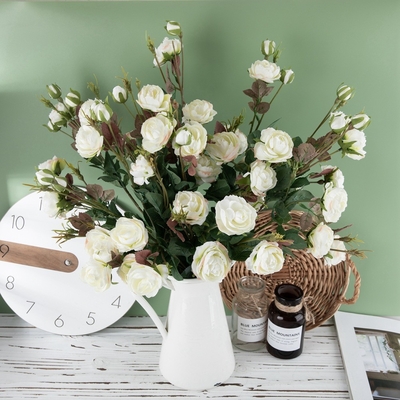 Un bon prix. Rose artificielle à plusieurs têtes décoration de maison fleurs artificielles de mariage en ligne