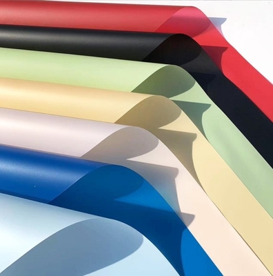 Un bon prix. Papier de fleurs enveloppé en papier mat de couleur solide, papier d'emballage de fleurs, papier d'emballage imperméable pour bouquets de fleuristes, papier plastique semi-transparent en ligne