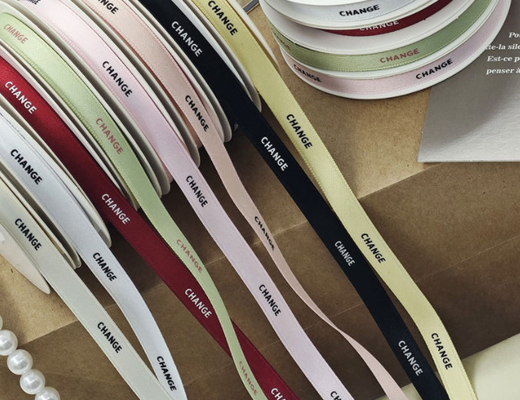 Un bon prix. Xi Hua Mirror Ruban anglais Matte de haute qualité Lait Soie Satin Ruban fleur Matériau d'emballage Boîte cadeau Matériau artisanal en ligne
