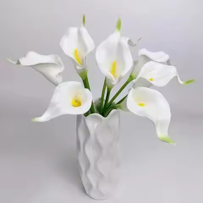 Un bon prix. Délicat Décoratif Doux Mariage Décorations du Nouvel An Articles de table de maison Soie Fleurs artificielles Calla Lily en ligne