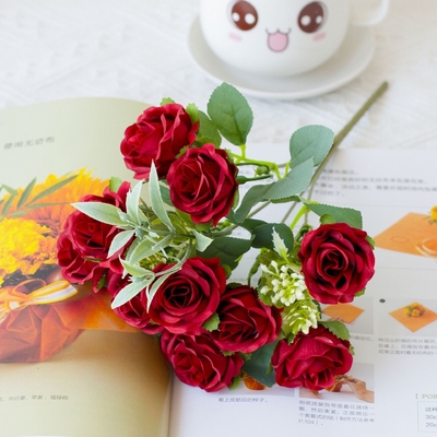 Un bon prix. Les petites roses sont utilisées pour décorer les bouquets de mariage et les meubles des hôtels. en ligne