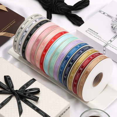 Un bon prix. 1 cm petit ruban de polyester imprimé parfumé Logo personnalisé Emballage de fleurs Ruban de couleur Ruban de gâteau d'anniversaire Boîte de bande en ligne